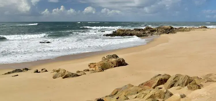 Vila do Conde reforça contenção com areia para evitar casas inundadas